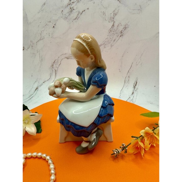 Copenhagen B&G Bing & Grondahl Ida's Flowers Girl W Tulips 2298 Figurine. Mint - Picture 3 of 10